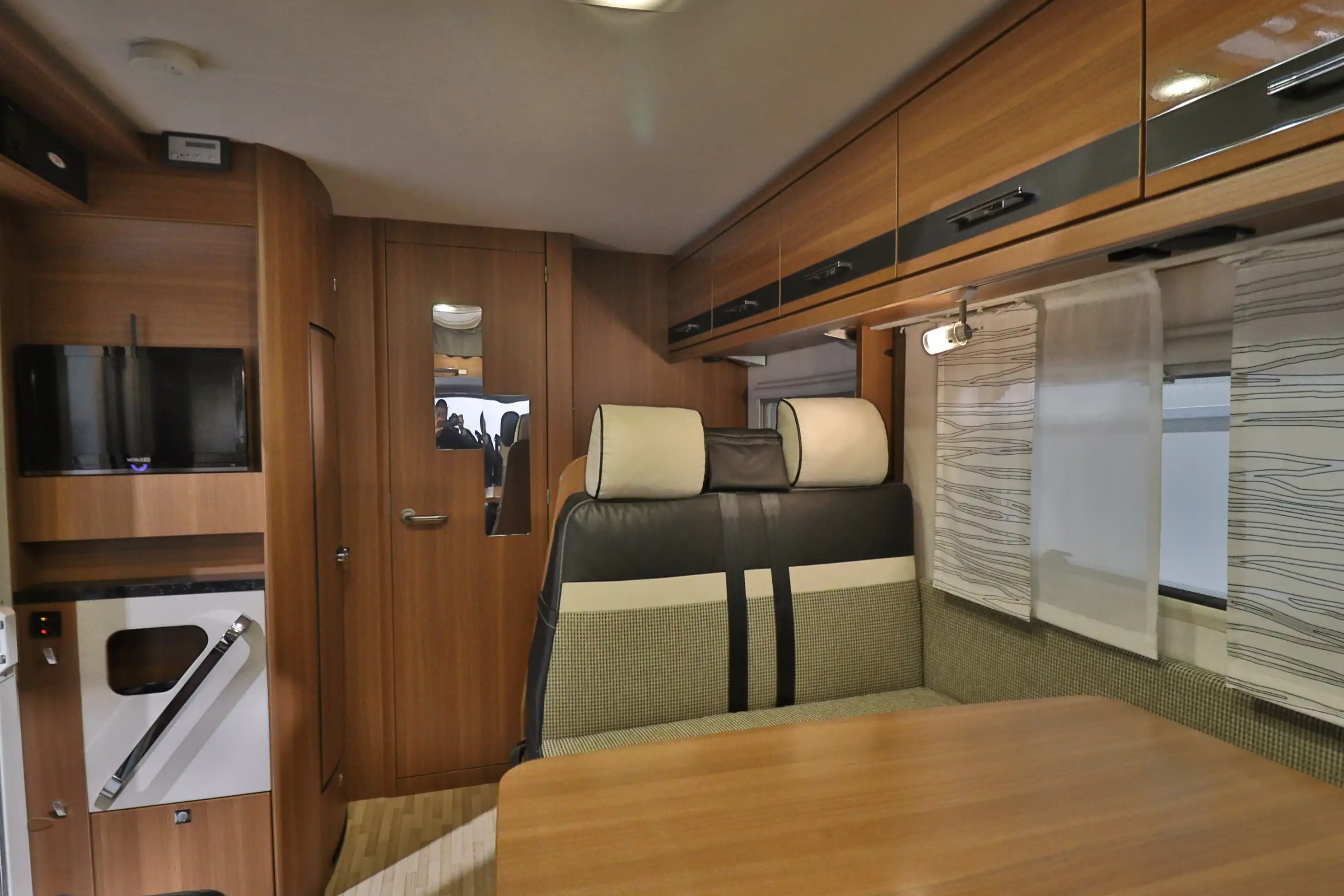 LMC Explorer I 585 Blackline 